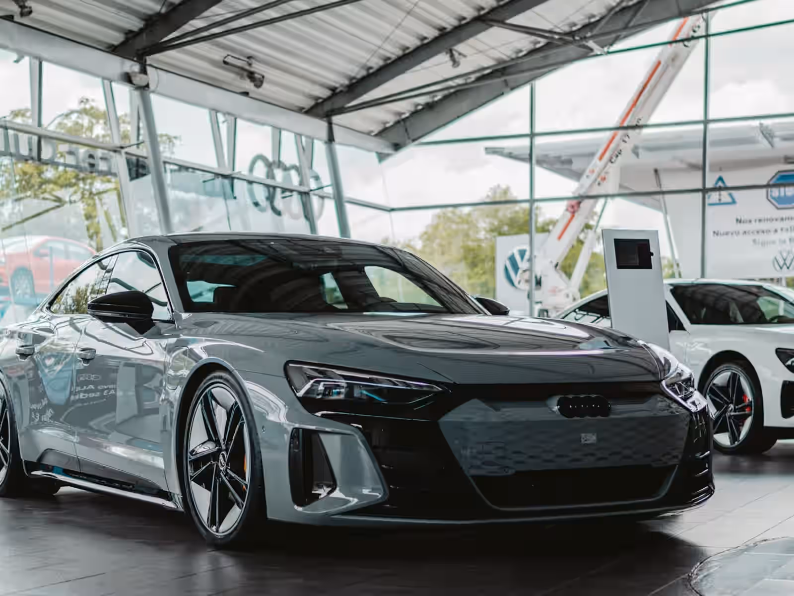 Bilhall med elbil som representerar Carostock i bilaffären