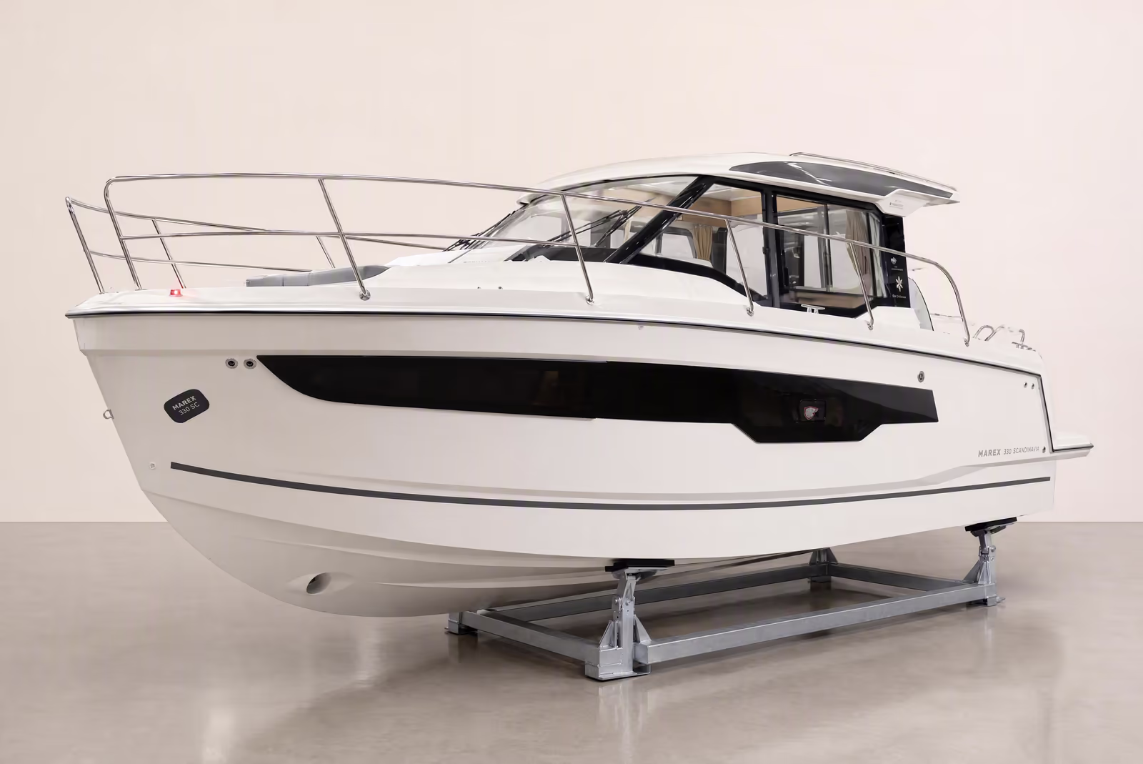 Jeanneau Merry Fisher 895 som studiobild mot varmvit bakgrund