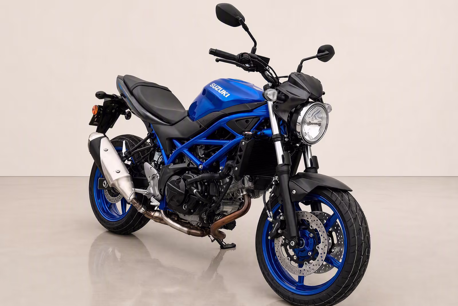 Suzuki SV650 som studiobild mot varmvit bakgrund
